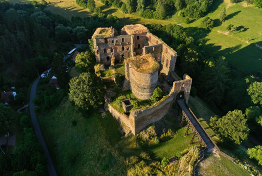 Zamek Krakovec (cz. Červený zámek, Červený hrádek – czerwony gród, czerwony zamek)