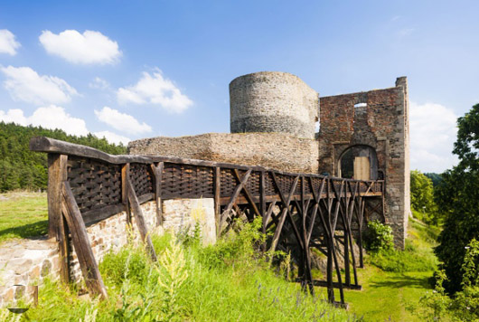 Zamek Krakovec (cz. Červený zámek, Červený hrádek – czerwony gród, czerwony zamek)