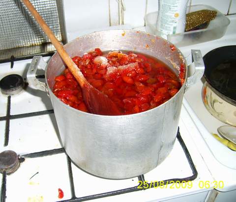 gotujem, gotujemy, wdychamy cytrynowo-migdałowy zapach gotujących się róż...